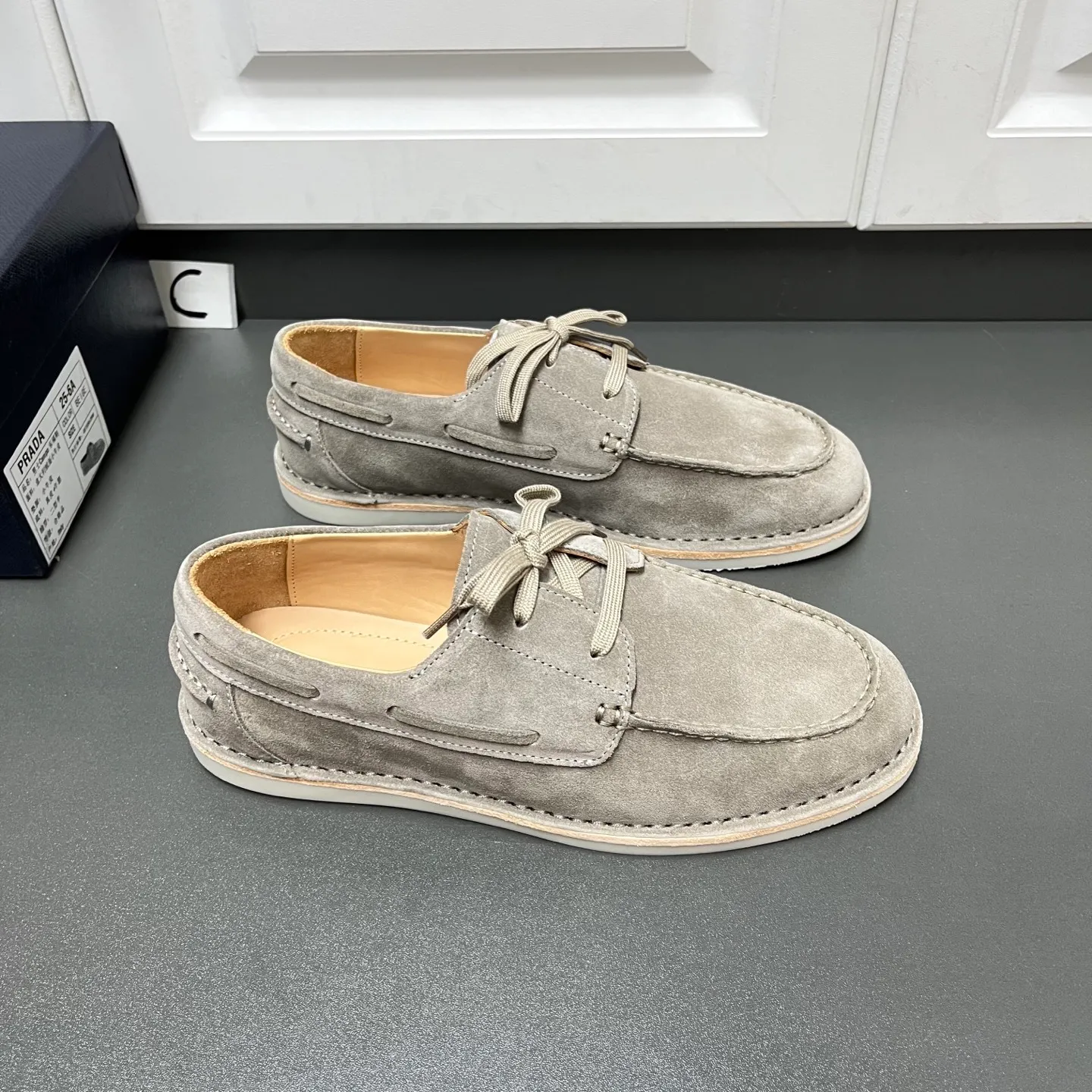 💰840 Prada men's new lace-up leather loafers. Made of flocked two-layer cow leather, these shoes combine classic design with handmade details, blending sophistication with casual comfort. Designed in a lace-up style, with open-stitched seams on the skirt, 1.5cm white rubber soles with leather welts, dyed calfskin lining, and silver-labeled cowhide feet, the style is simple and elegant. C leather shoe size: 39/40/41/42/43/44 gray, original box packaging + dust bag
